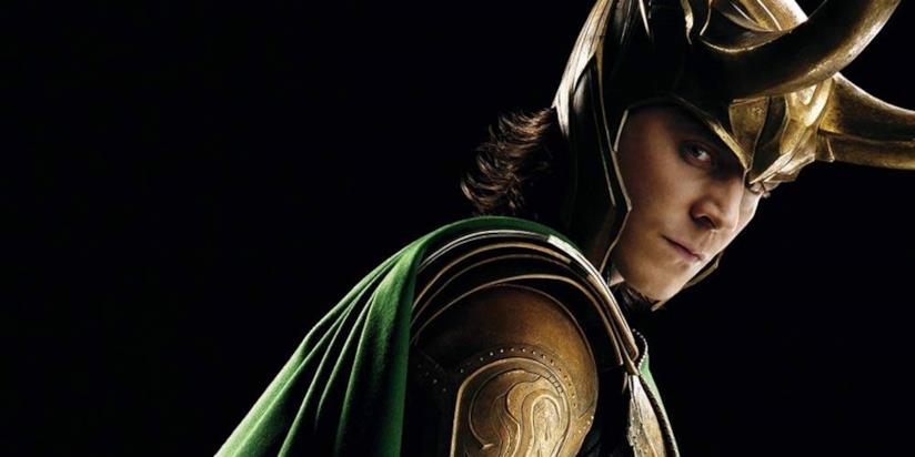 Tom Hiddleston parla della serie su Loki (e di molto altro) Un primo piano di Tom Hiddleston nei panni di Loki, in un poster di Thor