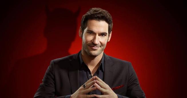Lucifer 4: arriva Eva Lucifer a mani congiunte che sorride