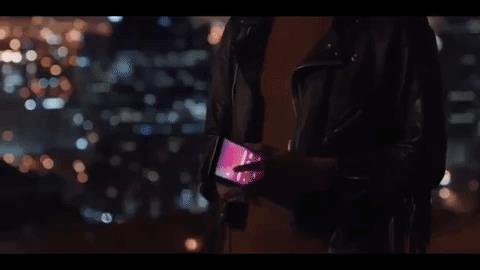Uno smartphone pieghevole si mostra in un video di Samsung Il presunto Galaxy F in una GIF