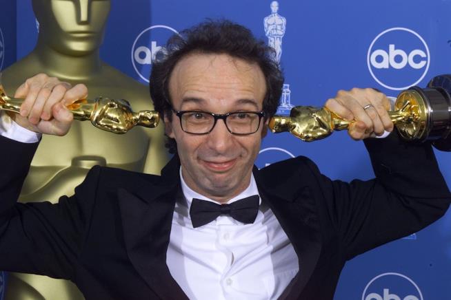Roberto Benigni alla Cerimonia degli Oscar del 1999 con i suoi Oscar per "La Vita è Bella" Roberto Benigni con La Vita è bella conquistò due Oscar nel 1999