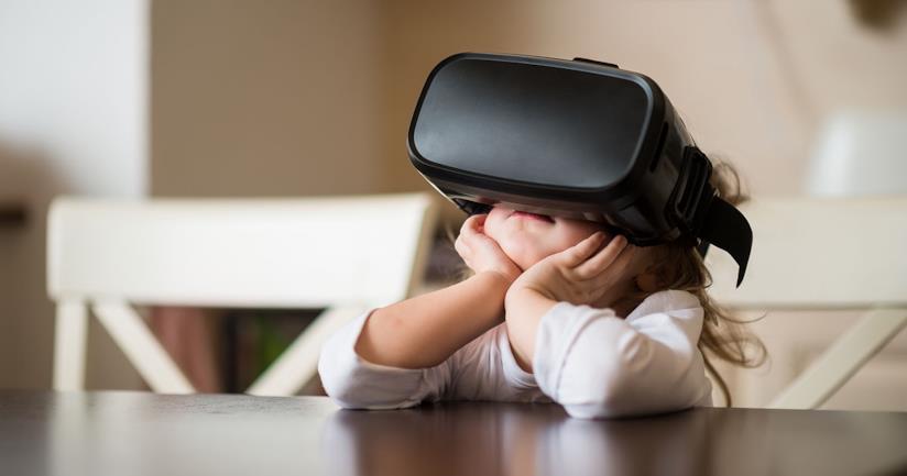 Nintendo non ha intenzione di investire nella realtà virtuale Una bambina con un visore VR