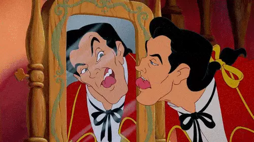 Gaston Gaston si guarda allo specchio