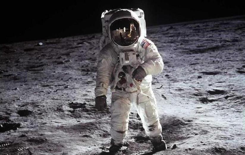 NASA annuncia l'approdo della prima donna sulla Luna entro il 2024, grazie alla nuova missione Artemis L'astronauta Buzz Aldrin cammina sulla Luna