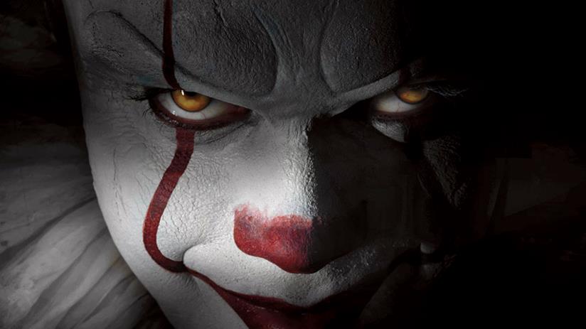 Il nuovo Pennywise svela il suo volto nel remake di IT Pennywise nel remake di IT