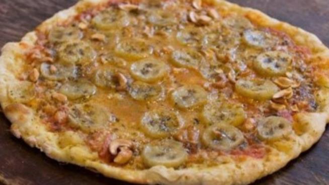 Le pizze svedesi uniscono banane e arachidi Una pizza particolare con banane e funghi