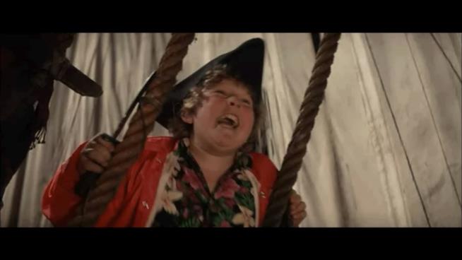 Il romanzo ufficiale de I Goonies torna disponibile in libreria Chunk in tenuta da pirata estatico