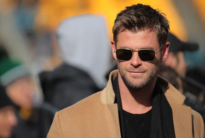 Il reboot di Men in Black avrà Chris Hemsworth come protagonista? Chris Hemsworth in occhiali da sole