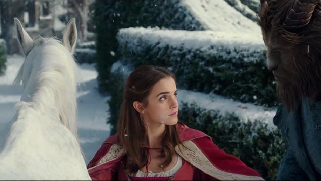 Emma Watson racconta l'emozione di interpretare Bella ne La Bella e la Bestia Emma Watson e l'emozione di essere Bella ne La Bella e la Bestia