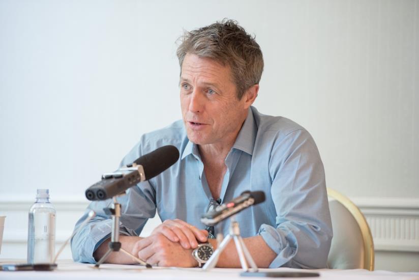 Hugh Grant a Roma: l'attore fa una figuraccia credendosi vittima dei paparazzi Hugh Grant