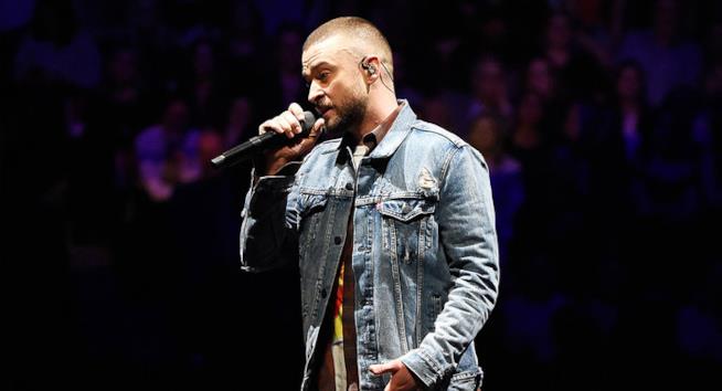 Il regalo di Justin Timberkake a una fan durante il concerto di Detroit Justin Timberake in concerto (foto: Billboard)