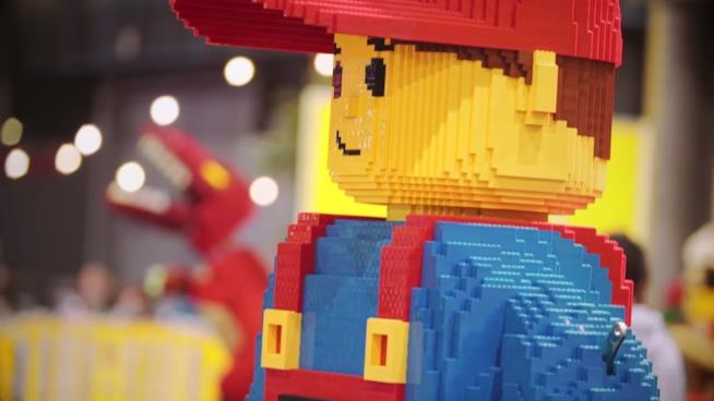 I 10 miglior video di YouTube della settimana Primo piano della classica Minifigure LEGO in formato gigante