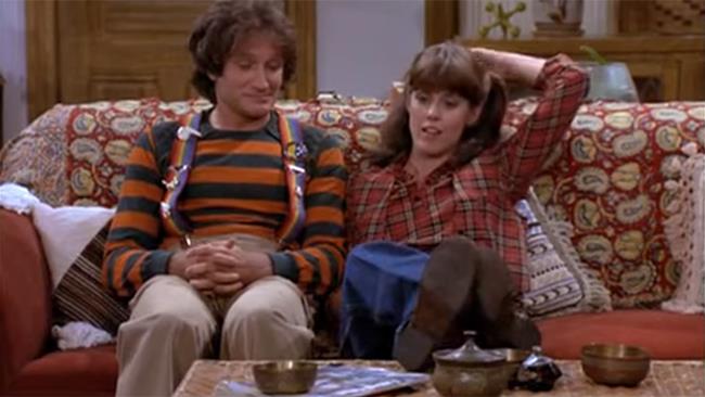 Robin Williams ha avuto comportamenti inappropriati sul set di Mork & Mindy Robin Williams e Pam Dawber sul set di Mork & Mindy