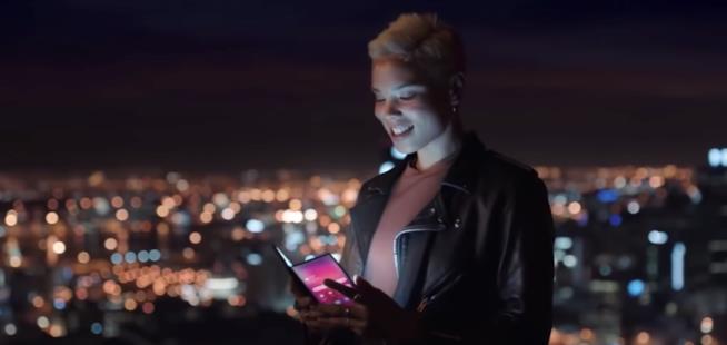 Samsung mostra per errore il suo smartphone pieghevole Screen dal video pubblicato per errore da Samsung dove viene mostrato lo smartphone pieghevole