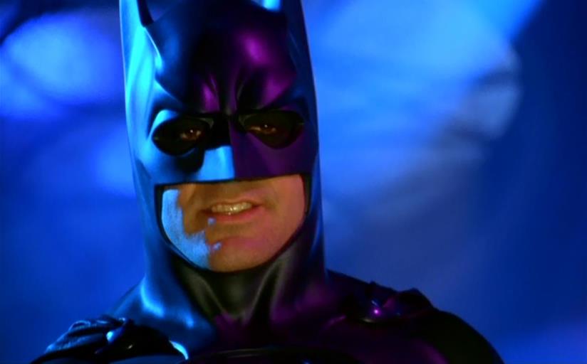 George Clooney in un poster di Batman & Robin Un ammiccante George Clooney è il Crociato Incappucciato in Batman & Robin