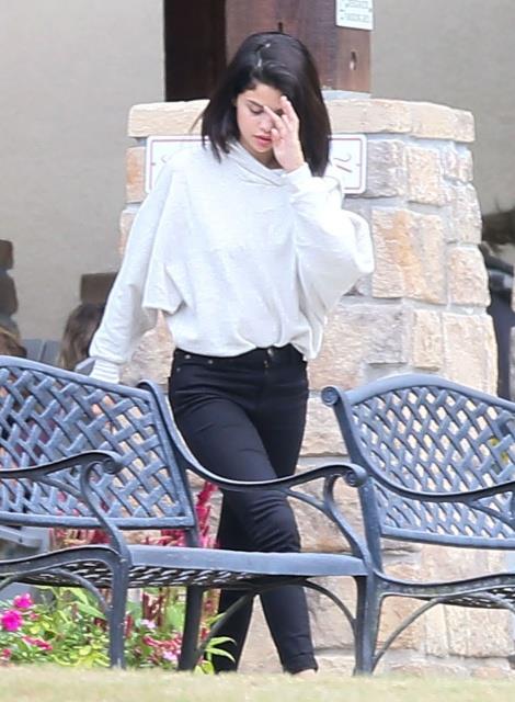 Selena Gomez rehab Selena Gomez in abiti casual in rehab