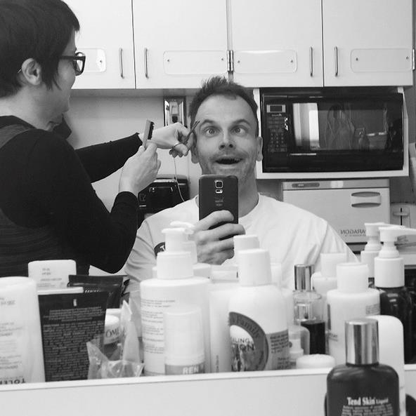 Jonny Lee Miller è il collega perfetto. Guardare per credere Una foto simpatica di Jonny Lee Miller sul set di Elementary