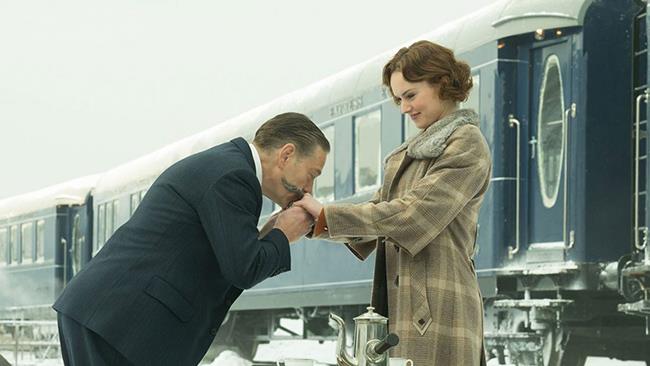 L'escape room per Assassinio sull'Orient Express Kenneth Branagh bacia le mani di Daisy Ridley