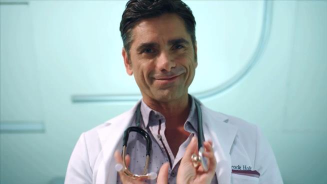Il dottor Brock Holt Il dottor Brock Holt di Scream Queens 2 fa un sorriso