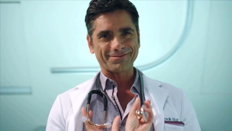 Il dottor Brock Holt Il dottor Brock Holt di Scream Queens 2 fa un sorriso