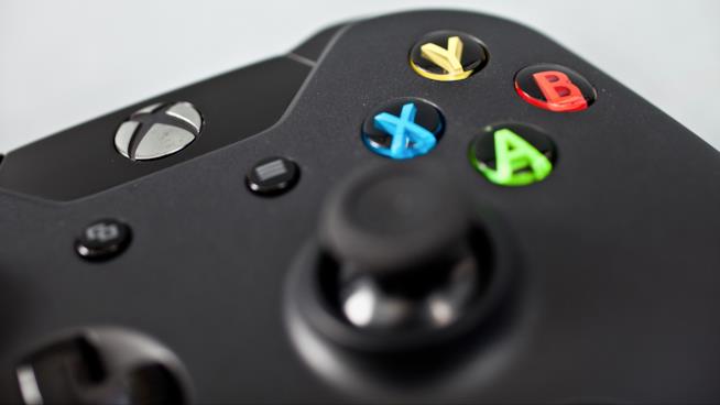 Xbox neXt non è reale, Microsoft smentisce Il controller di Xbox One in primo piano
