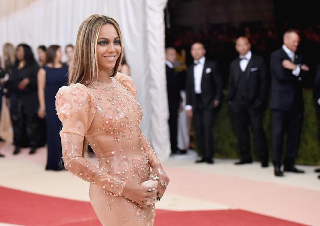 Beyoncé festeggia il Natale con un divertente video su Instagram Primo piano di Beyoncé sul red carpet
