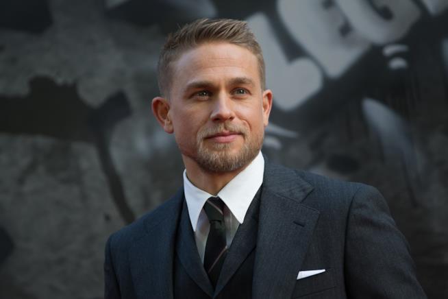 Charlie Hunnam smentisce i pettegolezzi sulla sua partecipazione al prossimo James Bond Primo piano di Charlie Hunnam