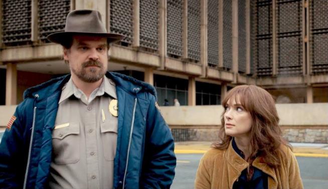 Millie Bobby Brown spera che Hopper e Joyce si mettano insieme in Stranger Things Hopper e Joyce, personaggi di Stranger Things