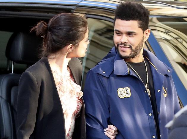Selena Gomez e The Weeknd Selena Gomez e The Weeknd avvistati mentre scendono dall'auto
