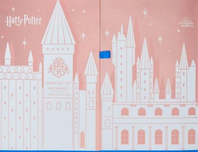 Tra i Calendari dell'Avvento a tema Harry Potter, c'è anche quello per gli amanti dei cosmetici Il box rosa e bianco del Calendario dell'Avvento a tema Harry Potter prodotto da Boots.