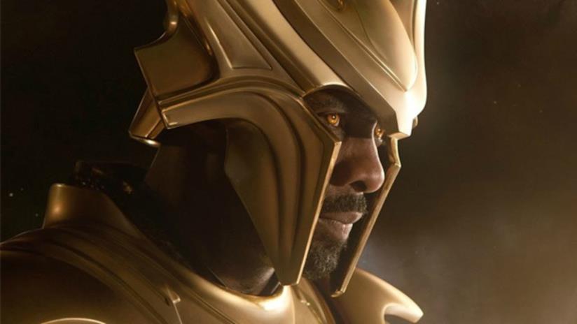 Idris Elba, Heimdall nei film Marvel, non ha idea di cosa sia il Marvel Cinematic Universe Un primo piano di Idris Elba nei panni di Heimdall