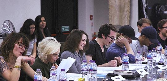 Il cast di GoT durante la lettura dei copioni Maisie Williams e il cast di GoT scoprono la morte del Re della Notte per mano di Arya