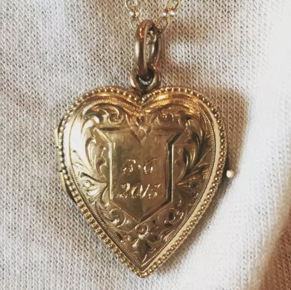 Taylor Swift e Calvin Harris celebrano il primo anno insieme Il ciondolo che Calvin Harris ha regalato a Taylor Swift