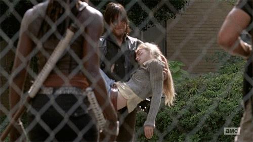 Daryl porta in braccio il corpo esanime di Beth