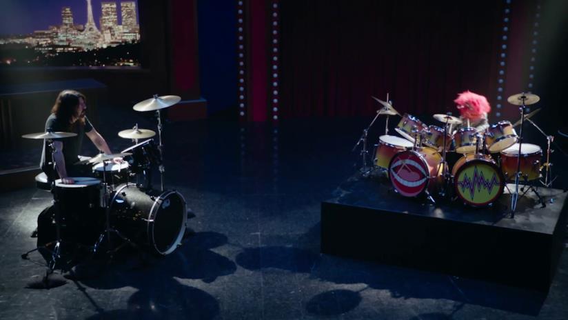 Animal dei Muppet e Dave Grohl si sono sfidati a colpi di rullate Animal dei Muppet e Dave Grohl