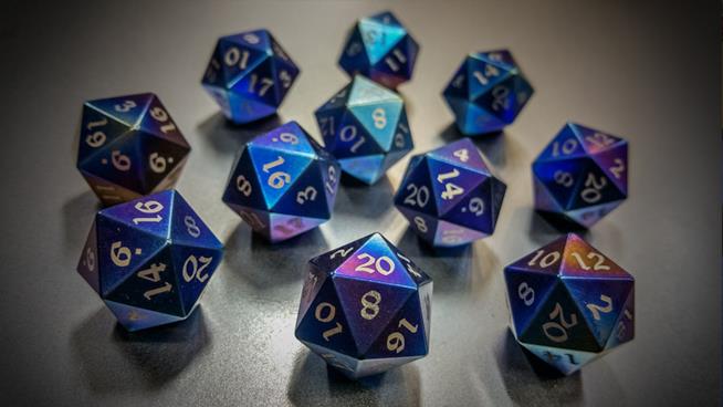 Dungeons & Dragons, un fan porta avanti una partita da 35 anni I dadi in titanio di Dungeons & Dragons