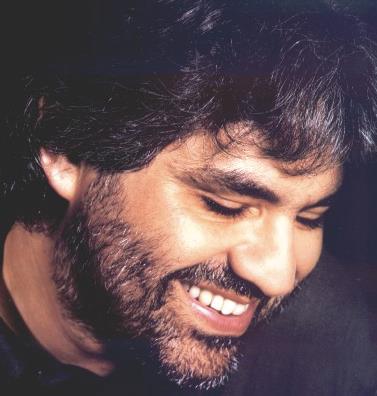 Andrea Bocelli giovane Un primo piano di un giovane Bocelli