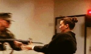 Una scena di combattimento di NCIS Ziva David in una scena di combattimento
