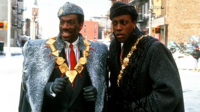 Da Clarence al Reverendo Brown, tutti i personaggi di Eddie Murphy e Arsenio Hall ne Il principe cerca moglie Eddie Murphy e Arsenio Hall in una scena del film di John Landis