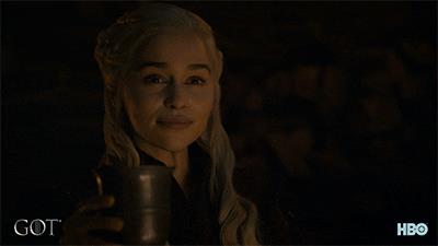 Dopo il bicchiere di Starbucks, la produzione "dimentica" due bottiglie d'acqua Daenerys Targaryen brinda in Game of Thrones 8x04