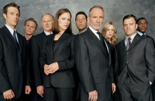 Alias: un reboot è in lavorazione, secondo Jennifer Garner Il cast di Alias in un'immagine promozionale