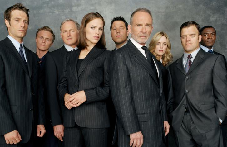 Alias: un reboot è in lavorazione, secondo Jennifer Garner Il cast di Alias in un'immagine promozionale