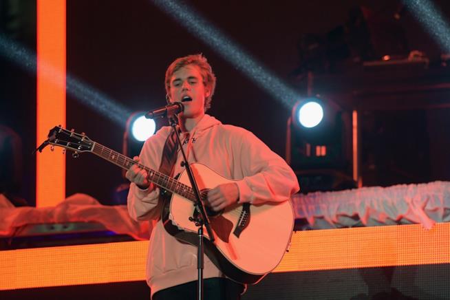 Justin Bieber non sa mangiare i burritos correttamente, parola dell'Internet Justin Bieber si esibisce sul palco
