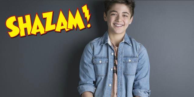 Sarà Asher Angel a vestire i panni di Billy Batson per il film Shazam Il giovane Asher Angel con il logo della serie a fumetti