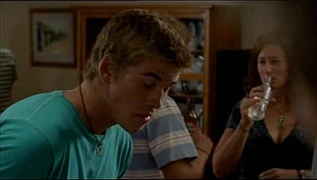 Liam Hemsworth interpreta Damo Damo in una scena di Le Sorelle McLeod