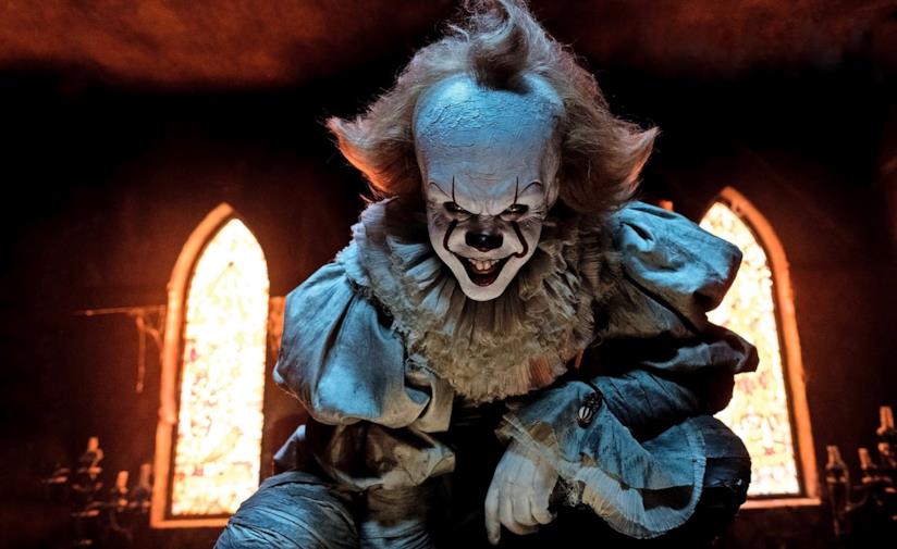 Cary Fukunaga spiega perché ha lasciato la regia di IT Bill Skarsgard nei panni di Pennywise in IT