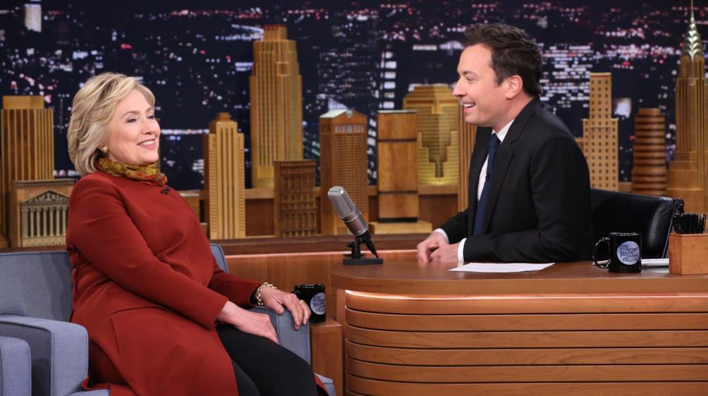Anche Hillary Clinton si è voluta mettere in gioco facendosi intervistare da Jimmy Fallon. Anche Hillary Clinton si è messa in gioco facendosi intervistare da Jimmy Fallon.