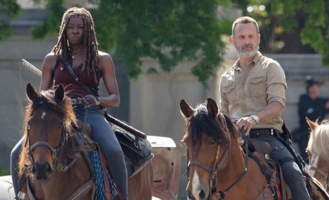La nuova stagione di The Walking Dead avrà una nuova atmosfera western Rick in primo piano nel poster di The Walking Dead