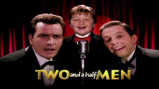 Gli attori della serie Due uomini e mezzo Charlie Sheen, Angus T. Jones e Jon Cryer nella serie originale di Due uomini e mezzo