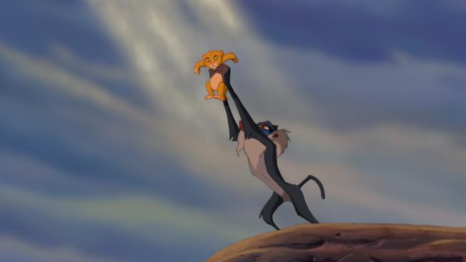 Tutte le novità riguardo Il Re Leone live-action Rafiki alza Simba al cielo nella scena Il cerchio della vita