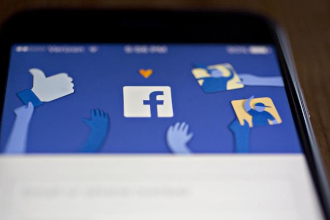 Facebook sta classificando gli utenti in base alla loro segnalazioni di notizie false Facebook su cellulare